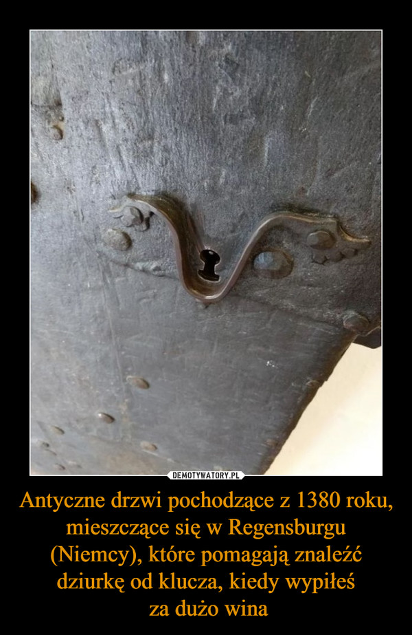 Antyczne drzwi pochodzące z 1380 roku, mieszczące się w Regensburgu (Niemcy), które pomagają znaleźć dziurkę od klucza, kiedy wypiłeś za dużo wina –  
